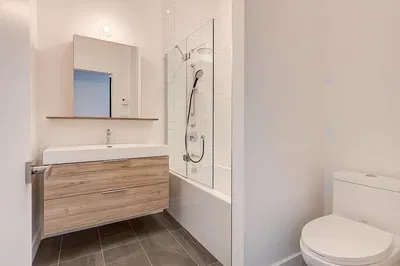 Salle de bain; carrelage, lumière naturelle, rénové