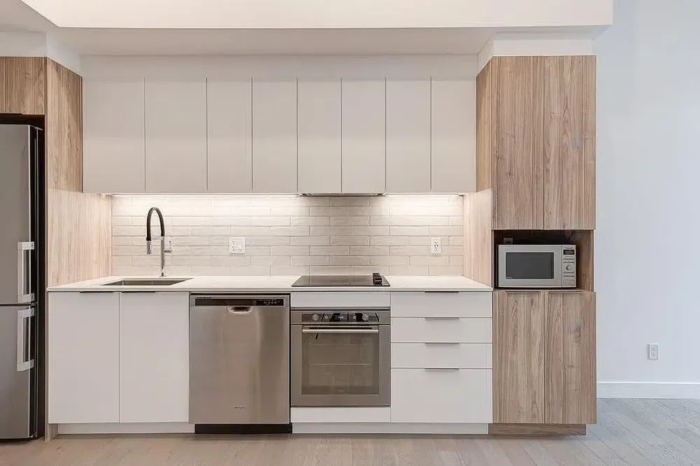 Cuisine; électroménager, lumière naturelle, style moderne, rénové