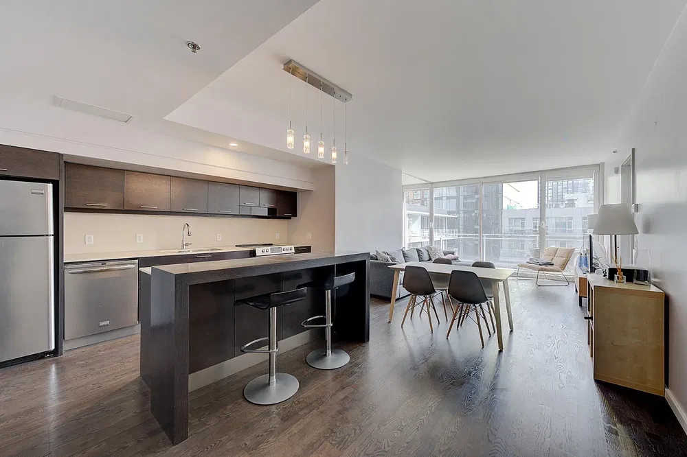 Кухиња; кухињски апарати, поглед, дрвени под, природно светло, модерни стил