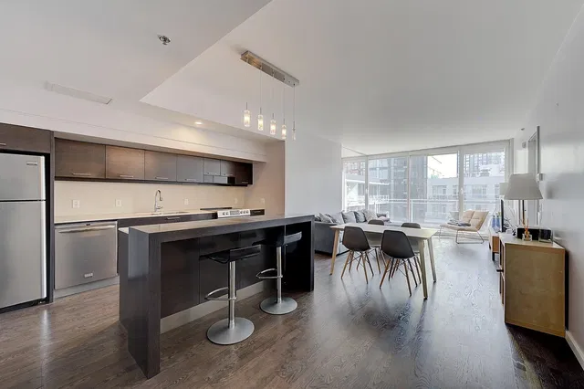 Kuchyňa; kuchynské spotrebiče, výhľad, drevená podlaha, prirodzené svetlo, moderný štýl