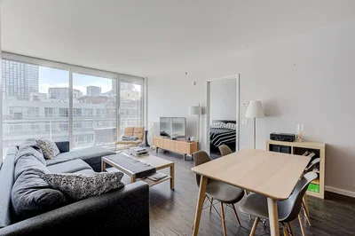 Дневна соба; поглед, дрвени под, природно светло, модерни стил