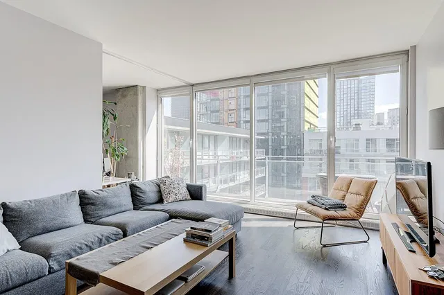 Obývačka; výhľad, prirodzené svetlo, moderný štýl, drevená podlaha