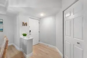 Vestiaire; lumière naturelle, parquet