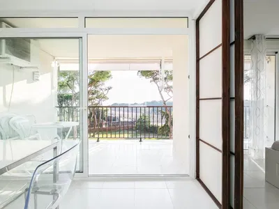 Terraza; vista, suelo de baldosas, luz natural