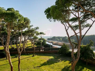 Casa y alrededores; vista, luz natural