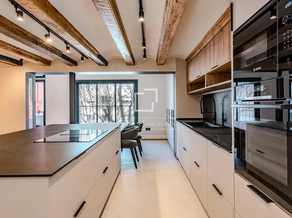 Cocina; electrodomésticos, vigas de madera, luz natural, estilo moderno