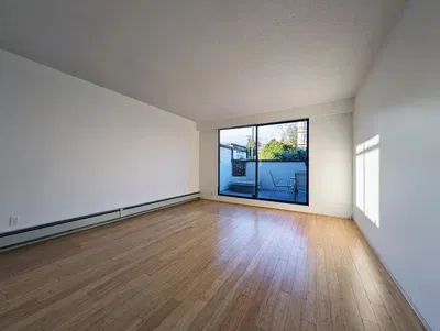 Salón; luz natural, suelo de madera