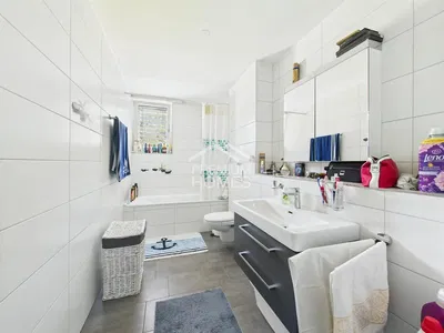 Badezimmer; fliesenboden, tageslicht, renoviert