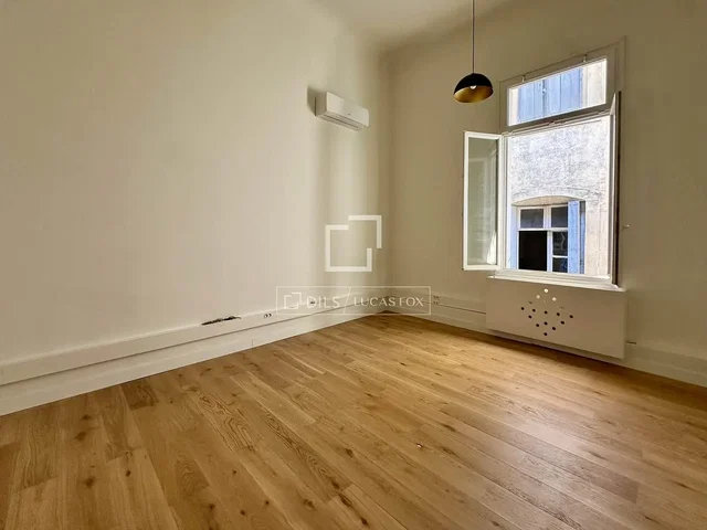 Dormitorio; suelo de madera, luz natural, renovado