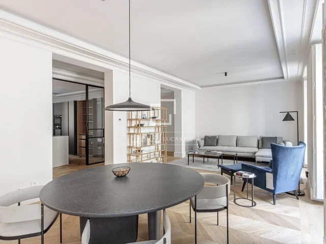 Oturma odası; doğal ışık, modern stil, ahşap zemin
