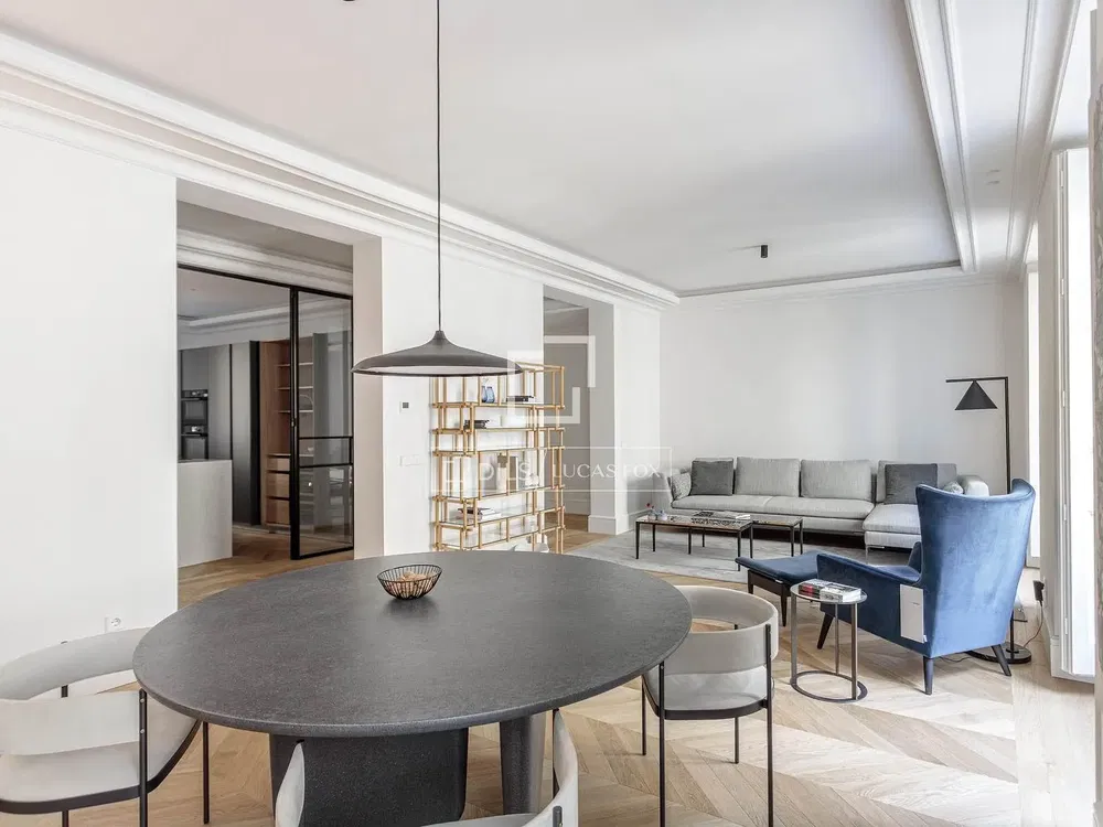 Salon; lumière naturelle, style moderne, parquet