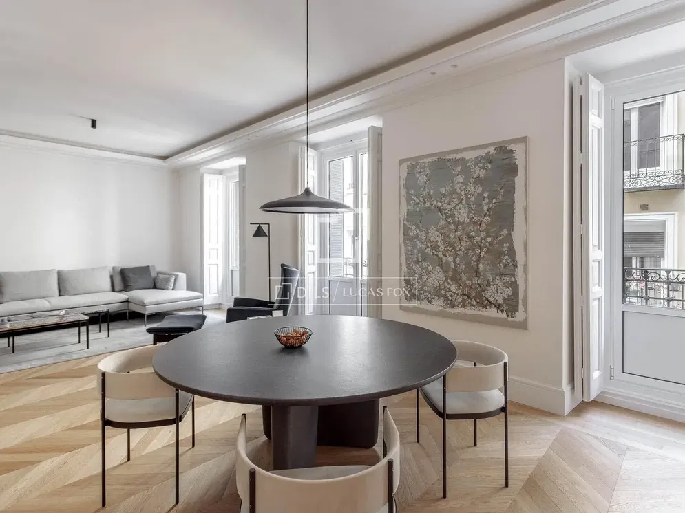 Salon; vue, parquet, lumière naturelle, style moderne