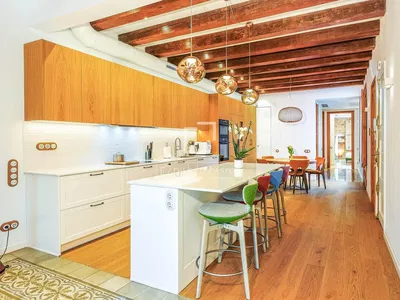 Küche; küchengeräte, holzbalken, moderner stil, tageslicht, holzboden