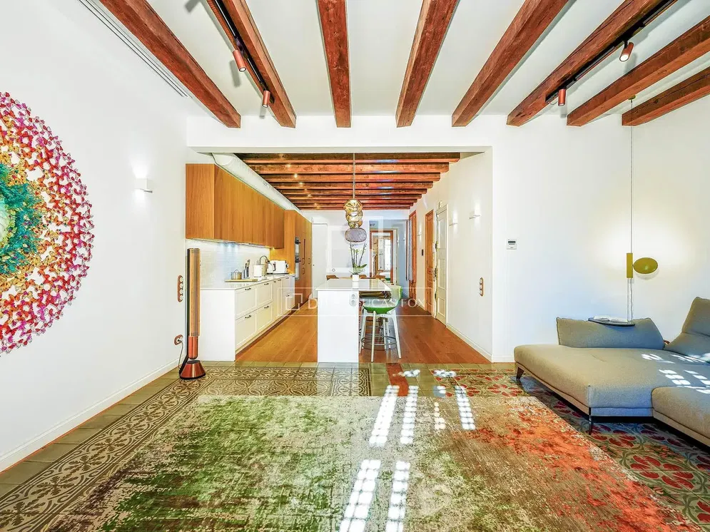 Wohnzimmer; holzbalken, tageslicht, moderner stil