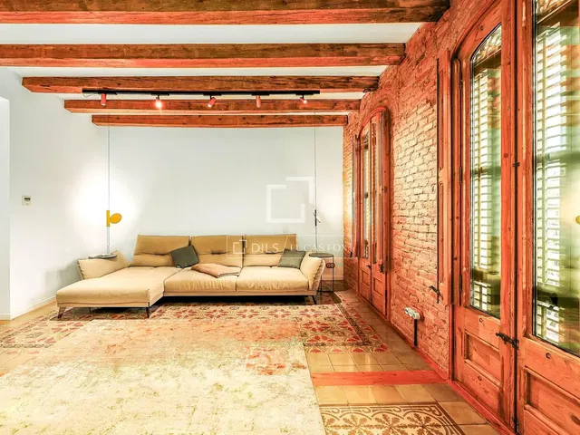 Salon; poutres en bois, lumière naturelle, style rustique, carrelage