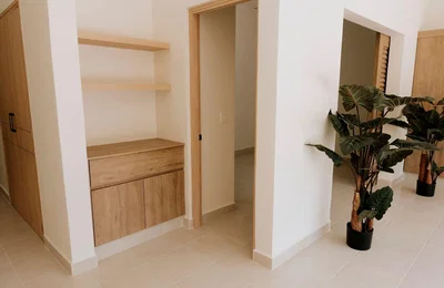 Vestiaire; carrelage, poutres en bois, rénové, lumière naturelle
