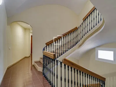 Haus und umgebung; fliesenboden, hohe decken