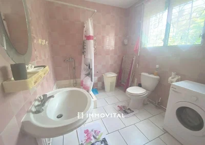 Banyo; fayans zemin, doğal ışık