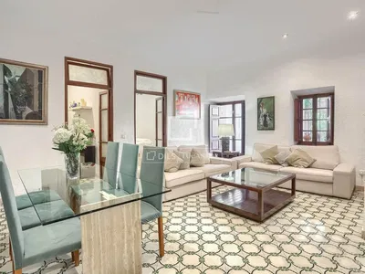 Хол; естествена светлина, плочки