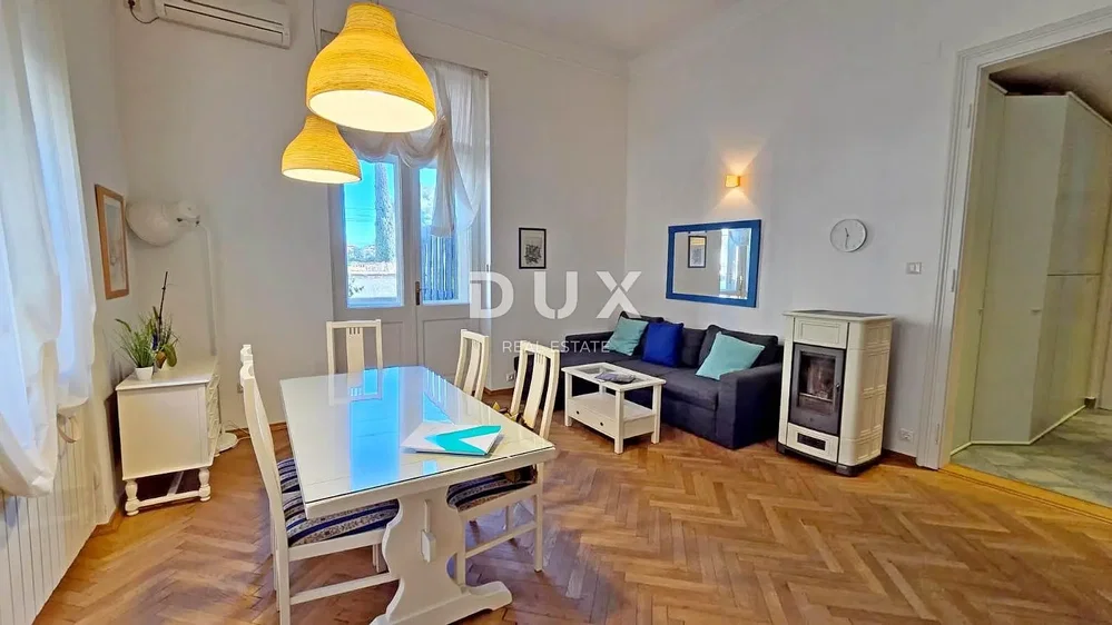 Obývací pokoj; dřevěná podlaha, přirozené světlo, moderní styl