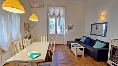 Obývací pokoj; přirozené světlo, dřevěná podlaha, moderní styl