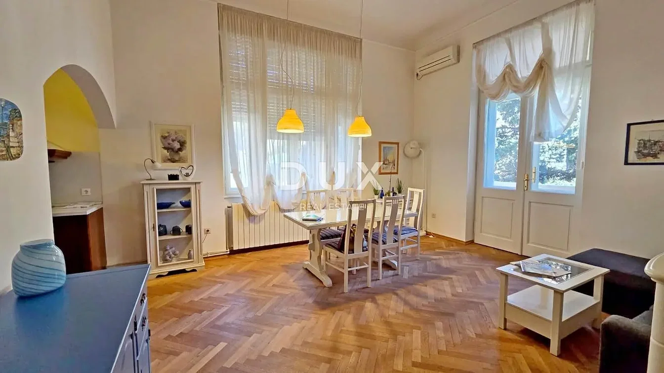 Obývací pokoj; dřevěná podlaha, přirozené světlo, moderní styl