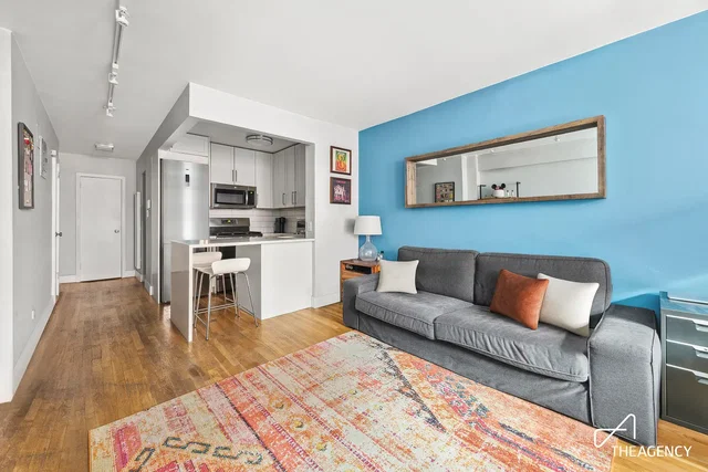 Wohnzimmer; holzboden, tageslicht, moderner stil