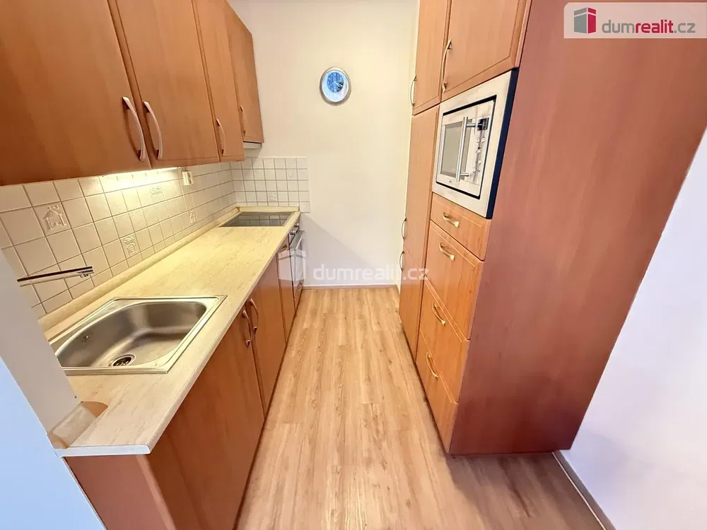 Kuchyňa; kuchynské spotrebiče, dlažba, drevená podlaha