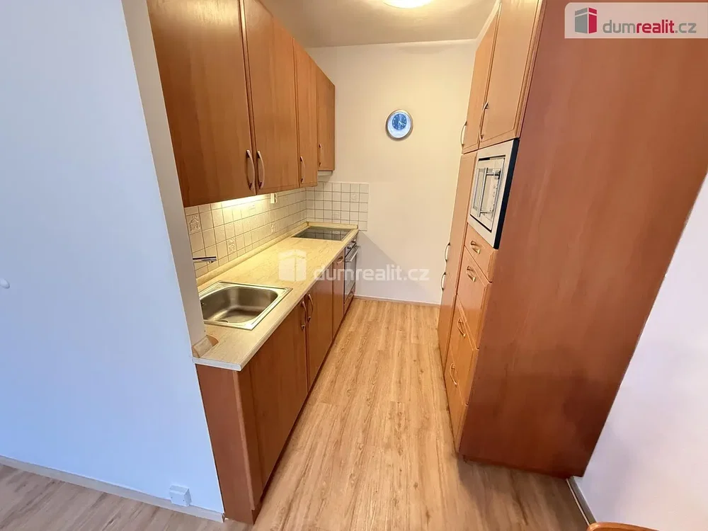 Kuchyňa; kuchynské spotrebiče, dlažba