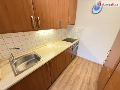 Kuchyňa; kuchynské spotrebiče, dlažba, drevená podlaha