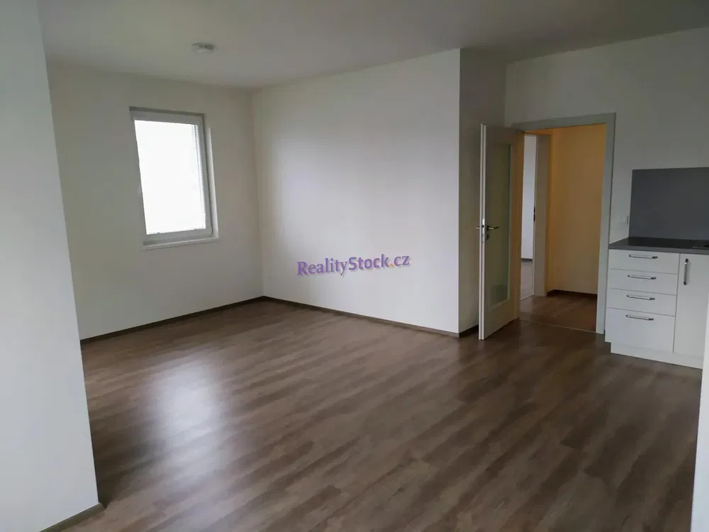 Spálňa; drevená podlaha, prirodzené svetlo, po rekonštrukcii