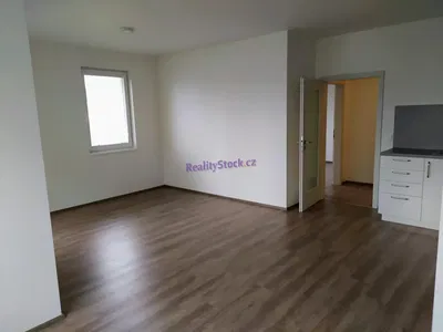 Spálňa; drevená podlaha, prirodzené svetlo, po rekonštrukcii