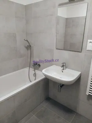 Kúpeľňa; dlažba, po rekonštrukcii, prirodzené svetlo, moderný štýl