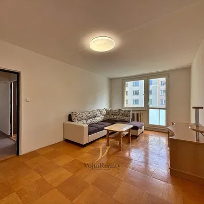 Хол; дървен под, естествена светлина, гледка