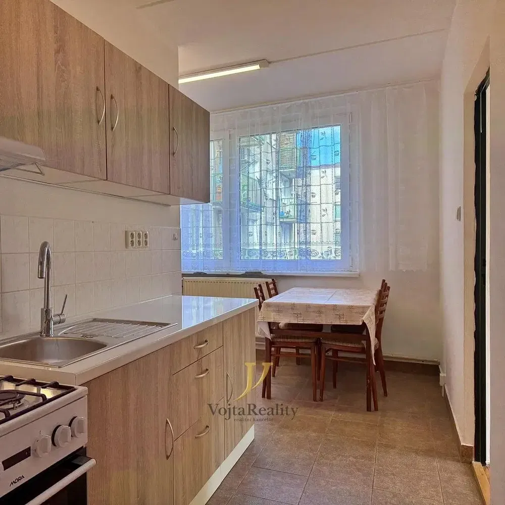 Кухня; гледка, естествена светлина