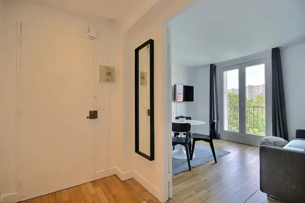 Salon; widok, podłoga drewniana, światło dzienne