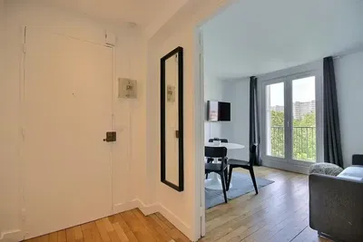 Soggiorno; vista, pavimento in legno, luce naturale