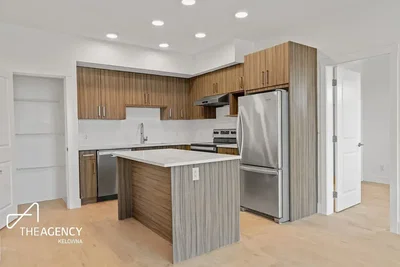 Cuisine; électroménager, parquet, rénové, lumière naturelle