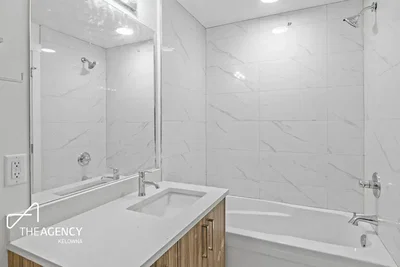 Salle de bain; carrelage, rénové, lumière naturelle, style moderne