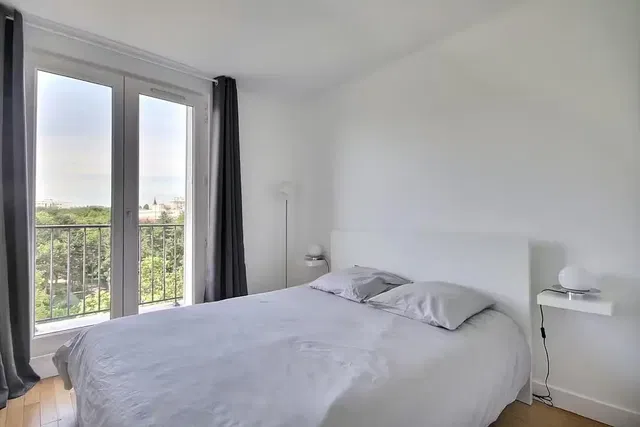 Schlafzimmer; blick, tageslicht, holzboden, moderner stil