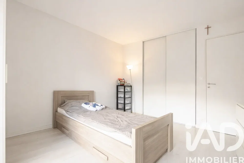 Ložnice; dřevěná podlaha, přirozené světlo, moderní styl