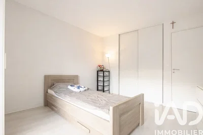 Ložnice; dřevěná podlaha, přirozené světlo, moderní styl