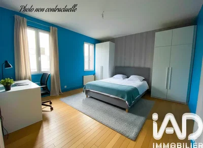 Yatak odası; ahşap zemin, doğal ışık, modern stil