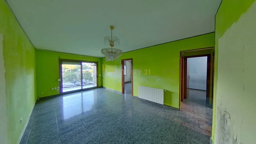 Wohnzimmer; fliesenboden, blick, renovierungsbedürftig