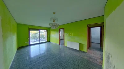 Wohnzimmer; fliesenboden, blick, renovierungsbedürftig