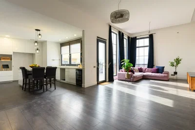 Woonkamer; natuurlijk licht, tegelvloer, moderne stijl