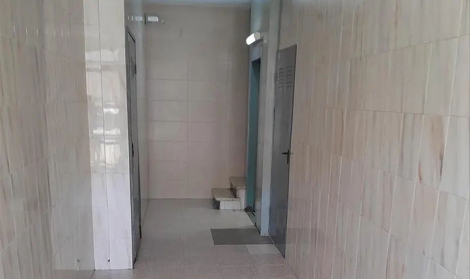 غرفة خلع الملابس; أرضية من البلاط, يحتاج إلى تجديد