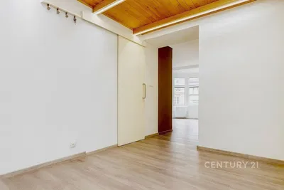 Wohnzimmer; holzboden, tageslicht, renoviert