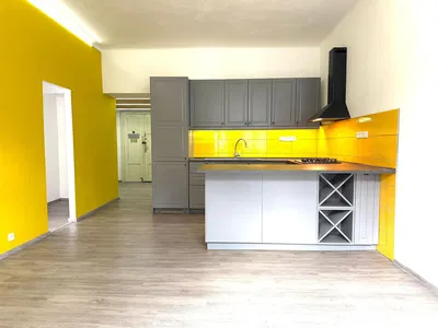 Küche; küchengeräte, fliesenboden, renoviert, tageslicht