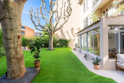 Кућа и околина; природно светло, поглед